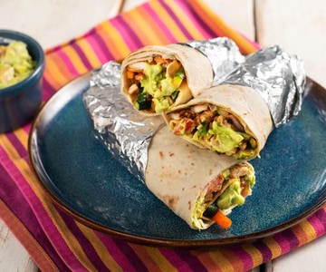 Tortillas mit gewürztem Schweinefleisch und Guacamole mit Joghurt