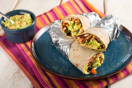 Tortillas mit gewürztem Schweinefleisch und Guacamole mit Joghurt