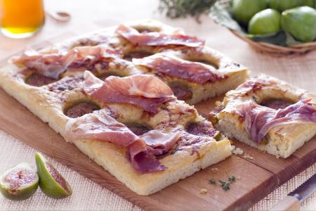 Focaccia mit rohem Schinken und Feigen