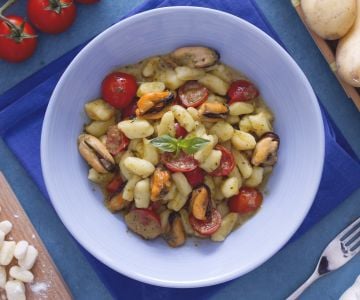 Gnocchi mit Kirschtomaten, Pesto und Miesmuscheln