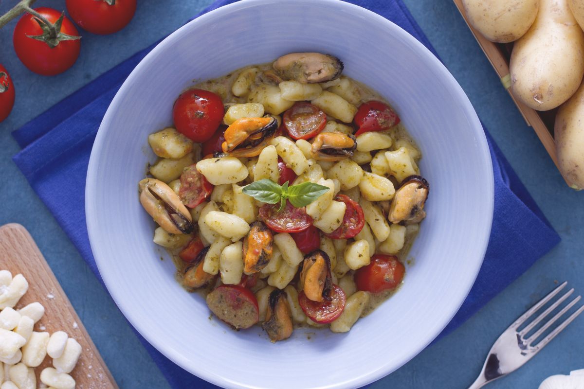 Gnocchi mit Kirschtomaten, Pesto und Miesmuscheln