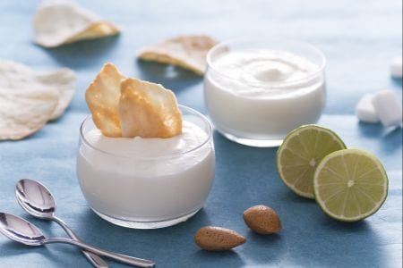 Zitronenmousse mit Mandelkeks