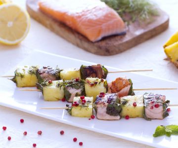 Ananas- und Lachs-Spieße mit Zitrone