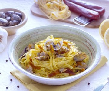 Tagliatelle mit Bottarga, Venusmuscheln und Zitrone