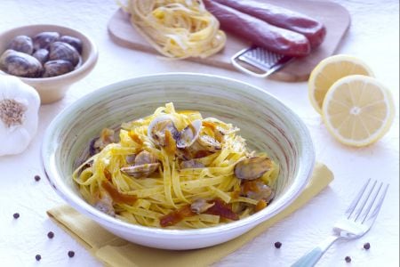 Tagliatelle mit Bottarga, Venusmuscheln und Zitrone