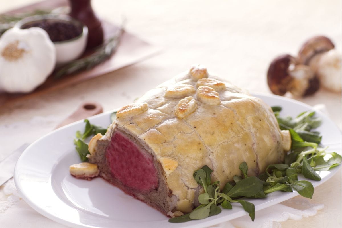 Rinderherz in Kruste mit Speck und Steinpilzen