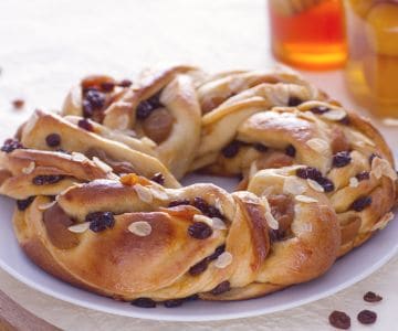 Hefekranz mit Aprikosen und Moscato