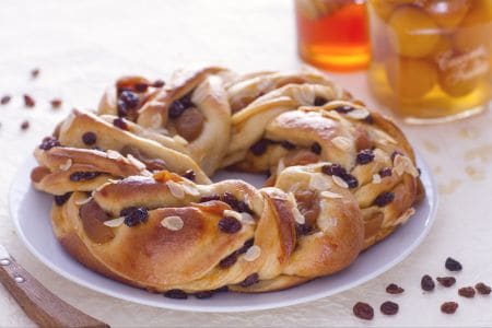 Hefekranz mit Aprikosen und Moscato