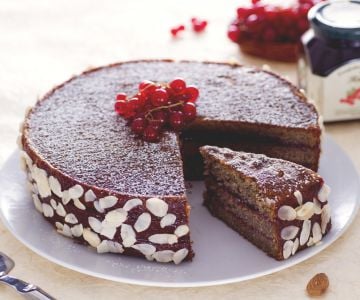 Buchweizentorte mit Johannisbeermarmelade