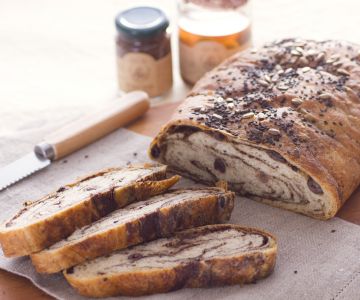 Brot mit Olivenpastete