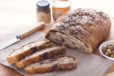 Brot mit Olivenpastete