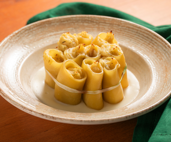 Gefüllte Paccheri mit Kabeljau auf Käsefondue