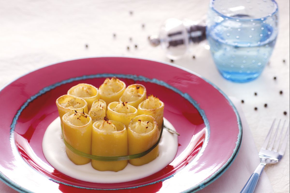 Gefüllte Paccheri mit Kabeljau auf Käsefondue