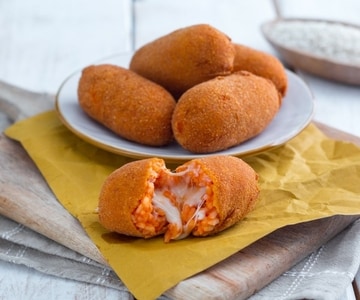 Mozzarella und Tomaten Supplì