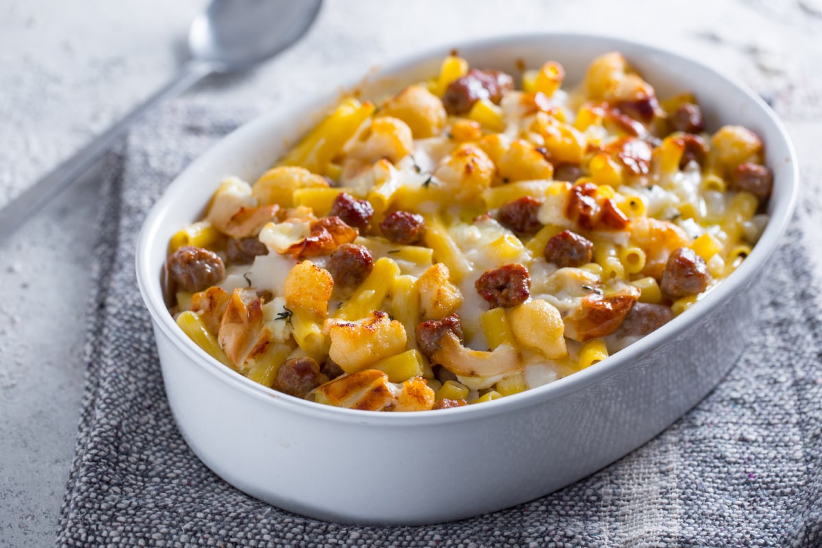 Gebackene Pasta mit Blumenkohl und Wurst