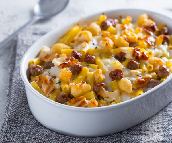 Gebackene Pasta mit Blumenkohl und Wurst