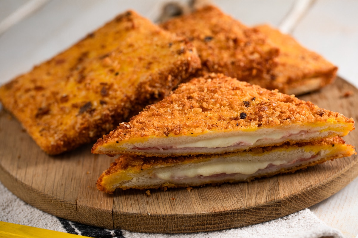 Mozzarella und Schinken in Carrozza