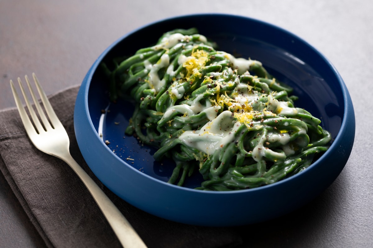 Grüne Spaghetti alla Chitarra mit Käse und Pfeffer