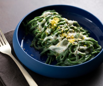 Grüne Spaghetti alla Chitarra mit Käse und Pfeffer
