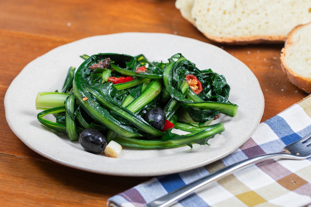 Katalonischer Spinat in der Pfanne