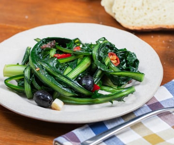 Katalonischer Spinat in der Pfanne