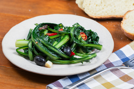 Katalonischer Spinat in der Pfanne