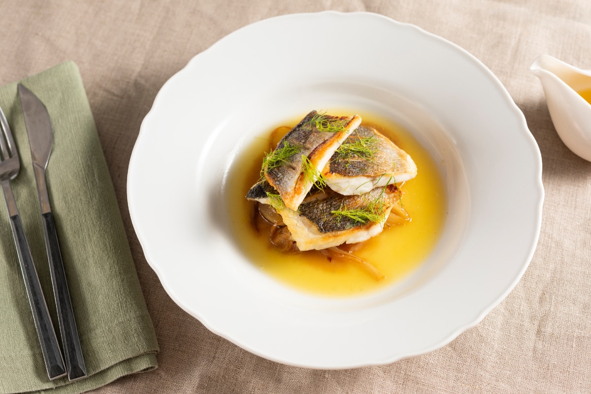 Seebarschfilet mit karamellisiertem Fenchel und Orangensauce