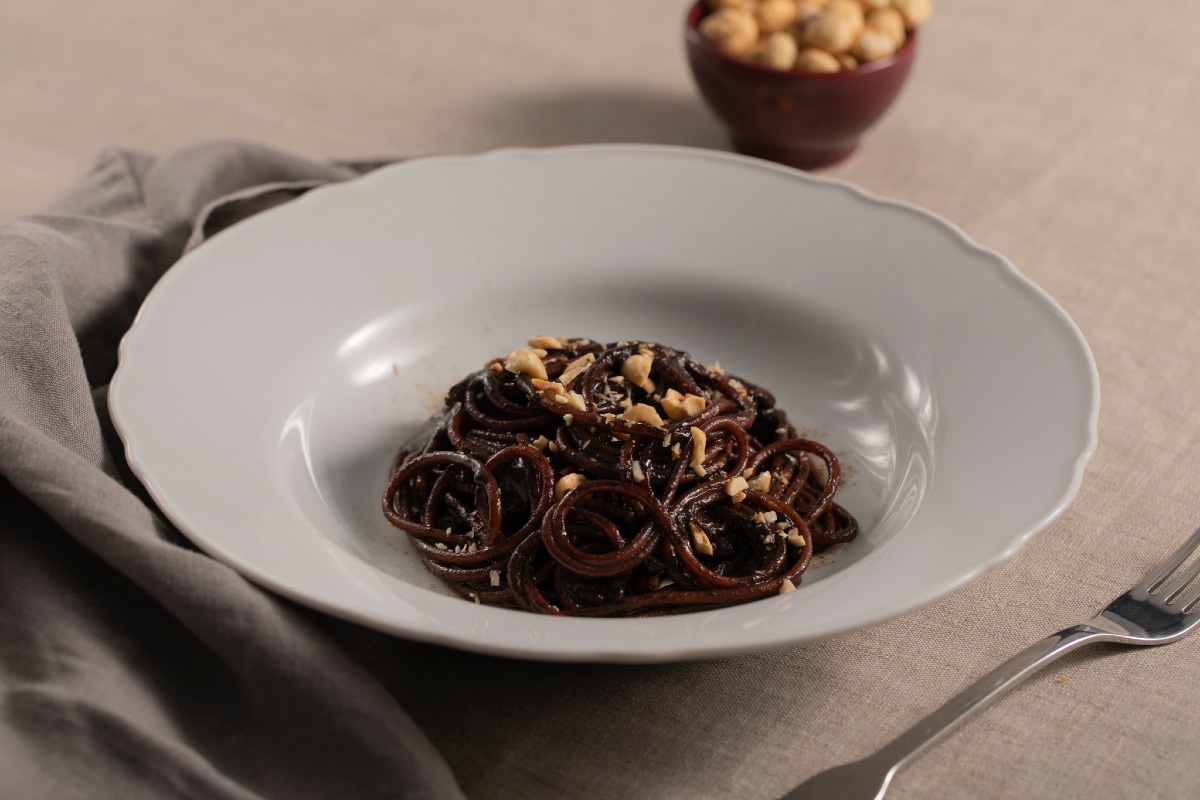 Spaghetti mit schwarzem Knoblauchcreme, Lakritze und Haselnüssen