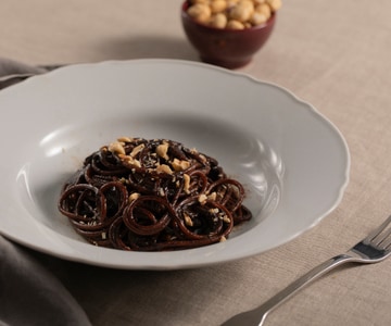 Spaghetti mit schwarzem Knoblauchcreme, Lakritze und Haselnüssen