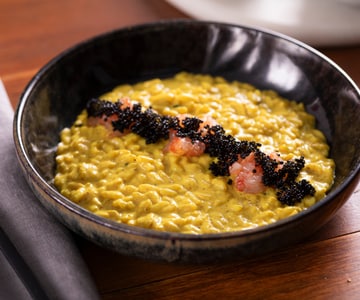 Curry-Risotto mit Kokosmilch und Garnelen-Tatar