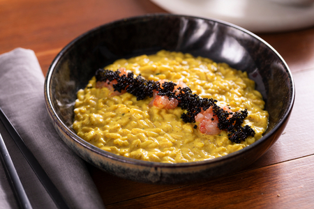 Curry-Risotto mit Kokosmilch und Garnelen-Tatar