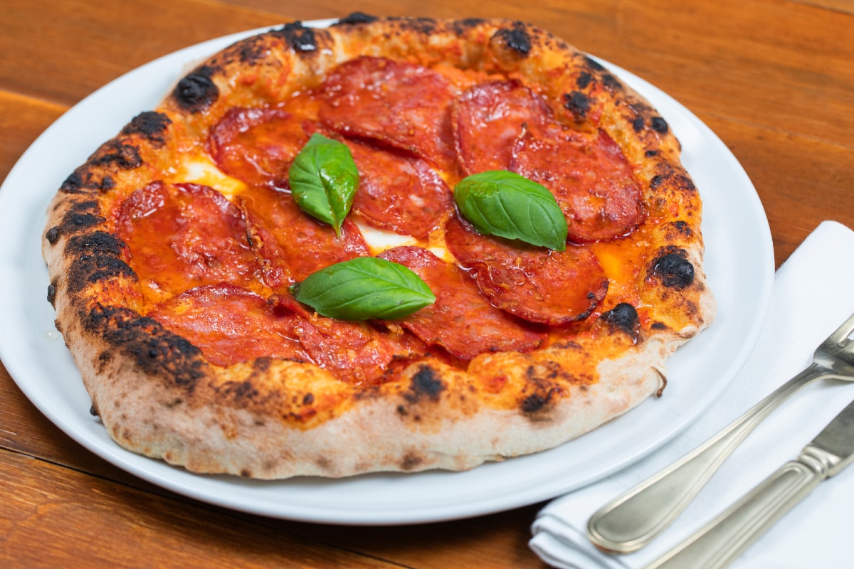 Pizza mit Paprikacreme und Spianata
