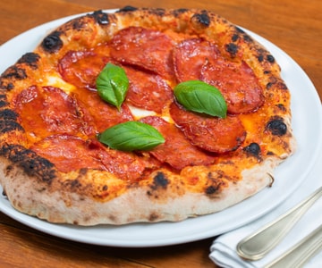 Pizza mit Paprikacreme und Spianata