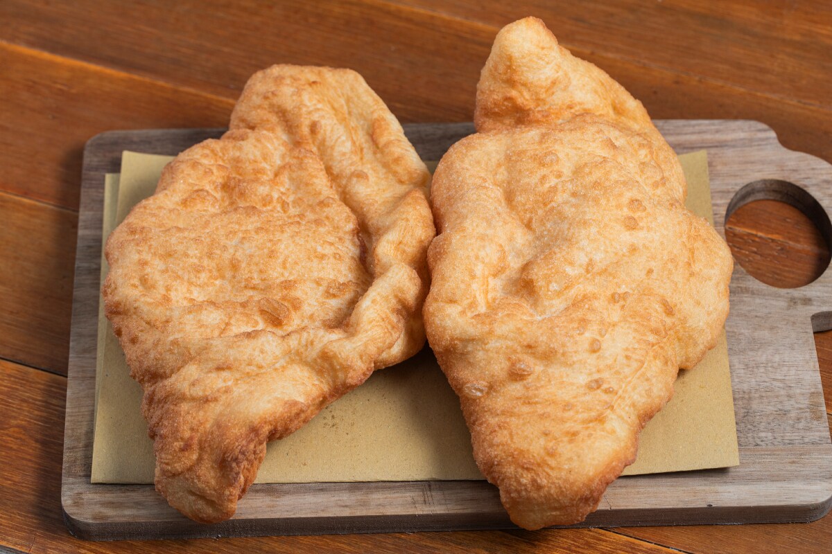 Frittierte Pizza mit Ricotta und Cicoli