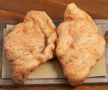 Frittierte Pizza mit Ricotta und Cicoli