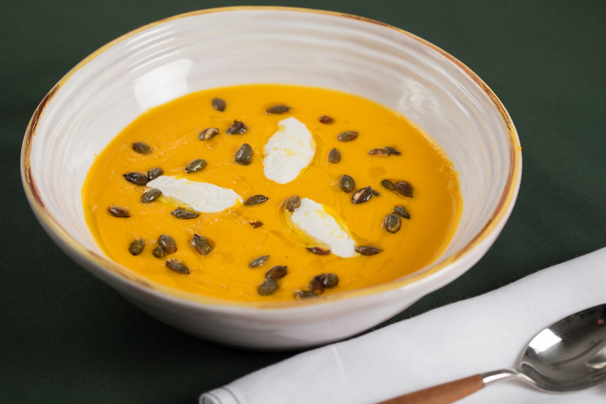 Kürbiscremesuppe mit Ziegenkäse