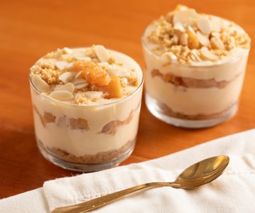 Käsekuchen im Glas mit Kaki