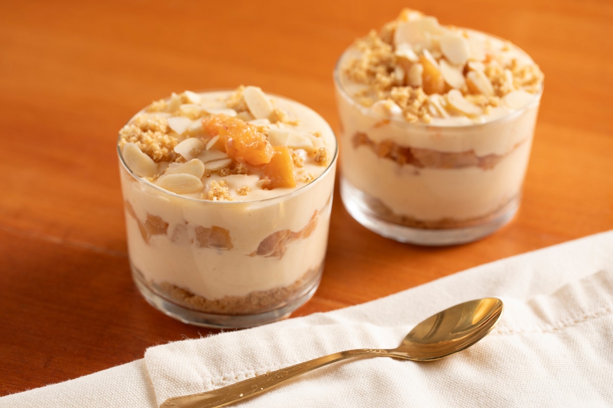 Käsekuchen im Glas mit Kaki