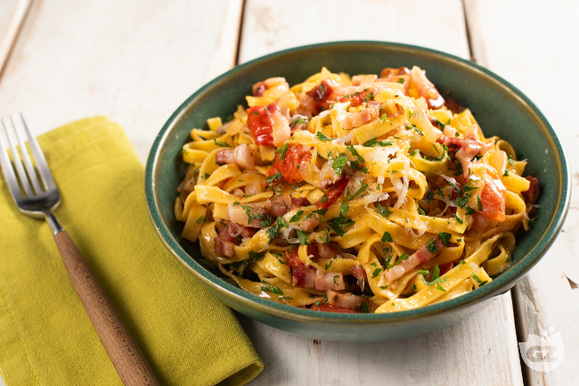 Nudeln mit Speck - Italienische Rezepte von GialloZafferano