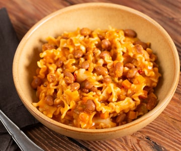 Nudeln und Bohnen aus der Dose