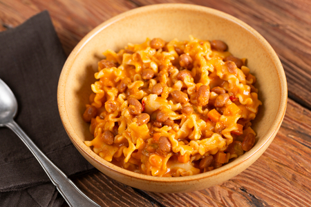 Nudeln und Bohnen aus der Dose