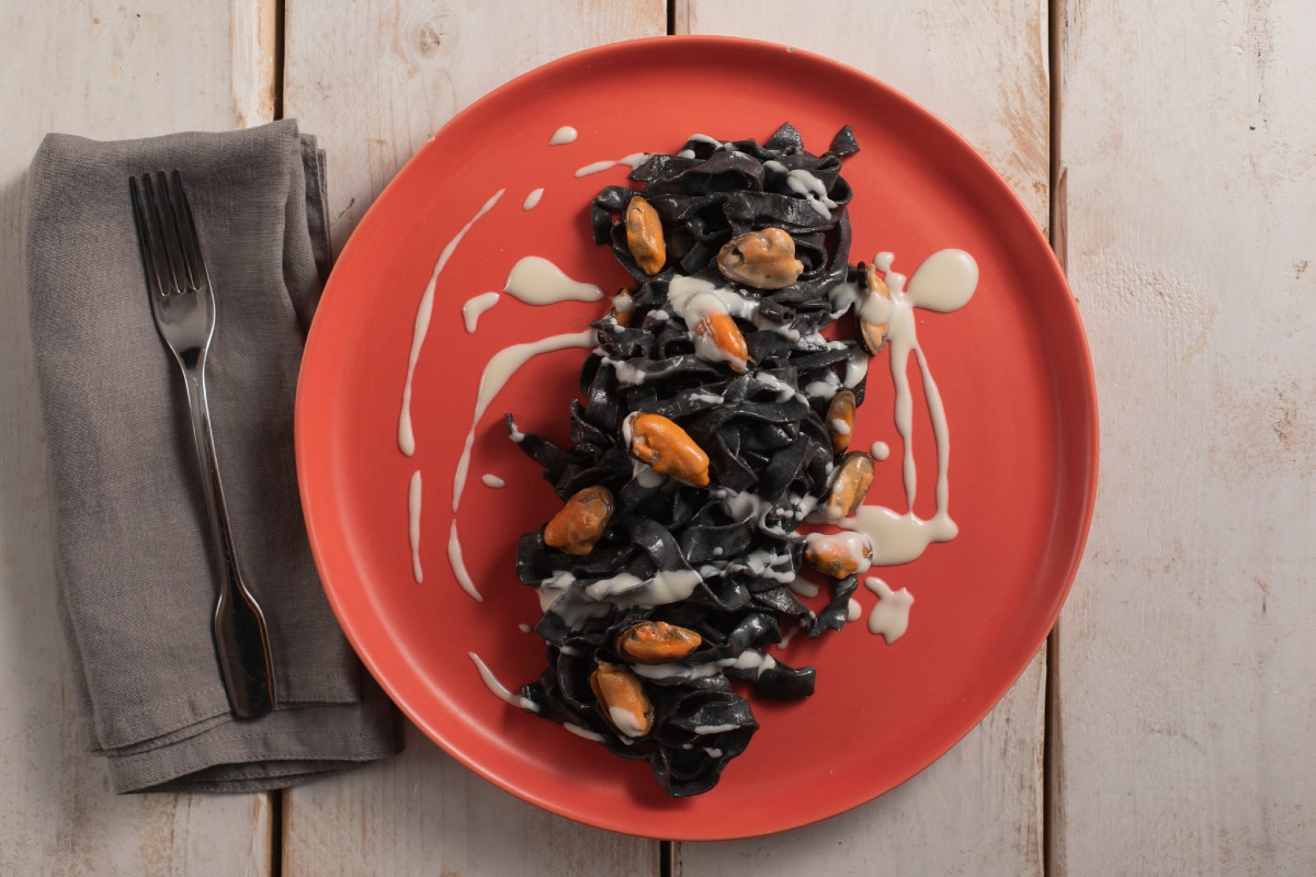 Tagliatelle mit Sepia-Tinte mit Pecorino, Miesmuscheln und Lardo