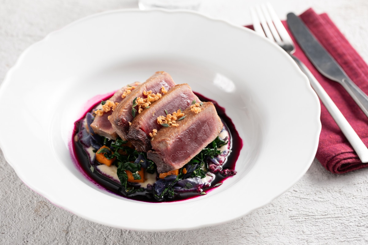 Kurz gebratener Thunfisch mit winterlichem Ratatouille