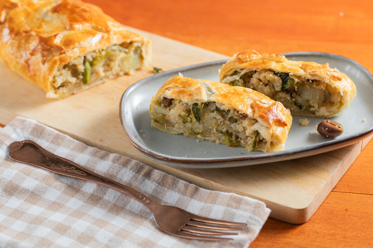Kartoffel- und Endiviensalatstrudel mit Rosinen und Pinienkernen