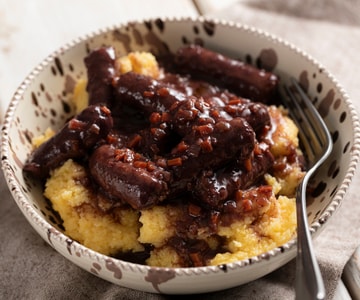 Wurst in Rotwein mit Polenta