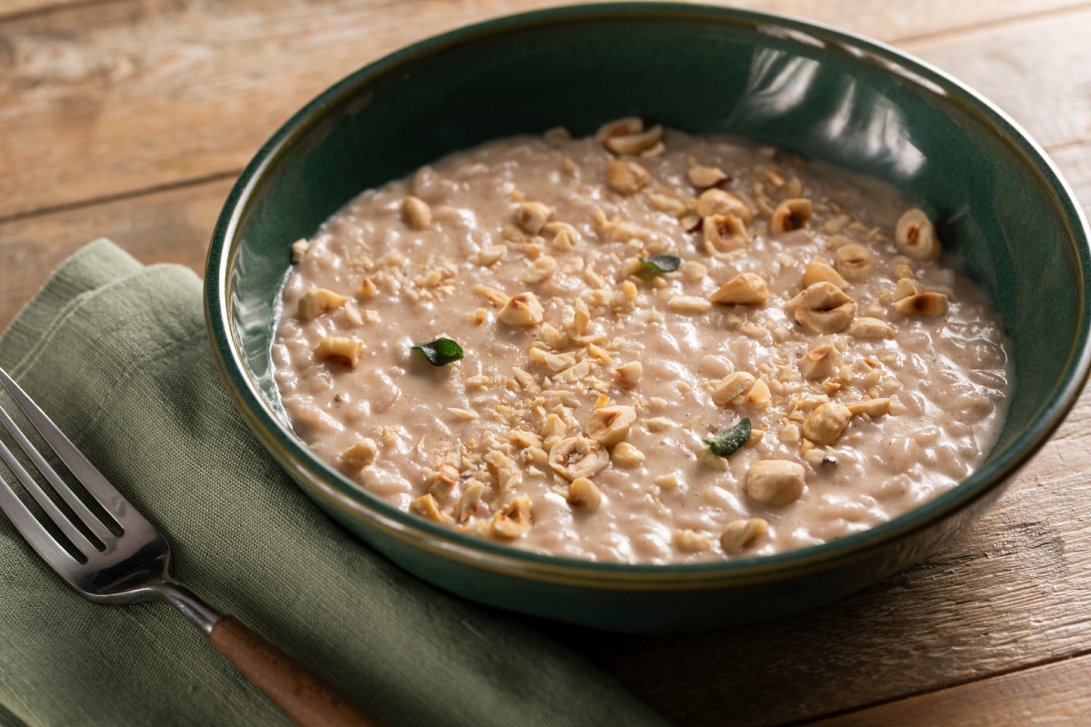 Risotto mit Zwiebelcreme und Haselnüssen