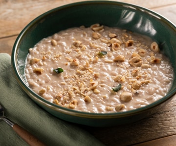 Risotto mit Zwiebelcreme und Haselnüssen