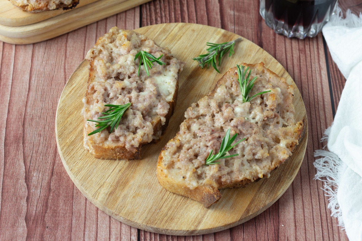 Crostini mit Wurst und Stracchino