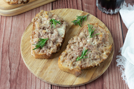 Crostini mit Wurst und Stracchino