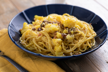 Nudeln mit Blumenkohl und Safran